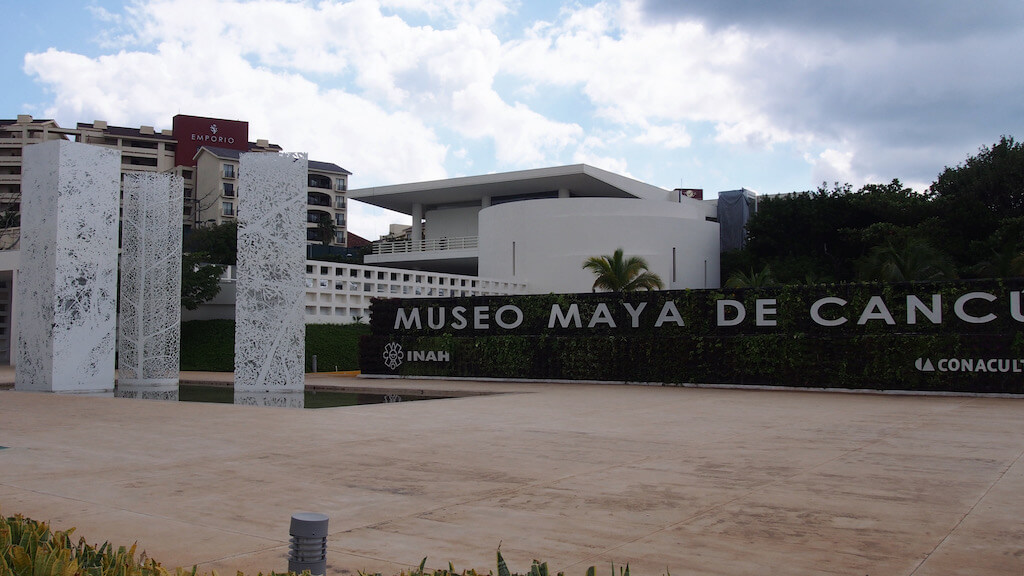 Museuo Maya de Cancun sign in front of museum