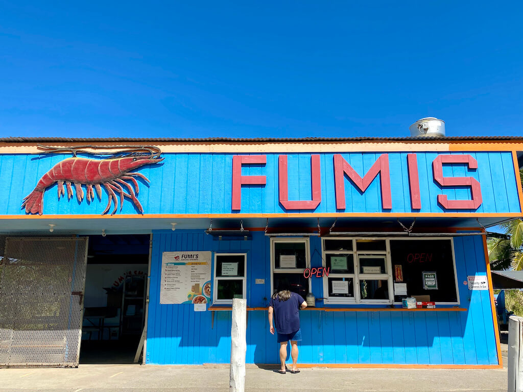 Blue food truck with large crab and sign "Fumis"