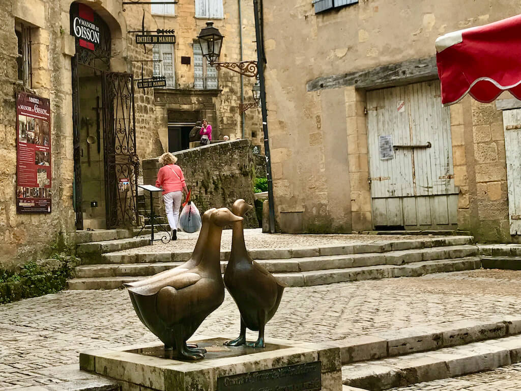 statue of geese in square in Sarlat la Canada