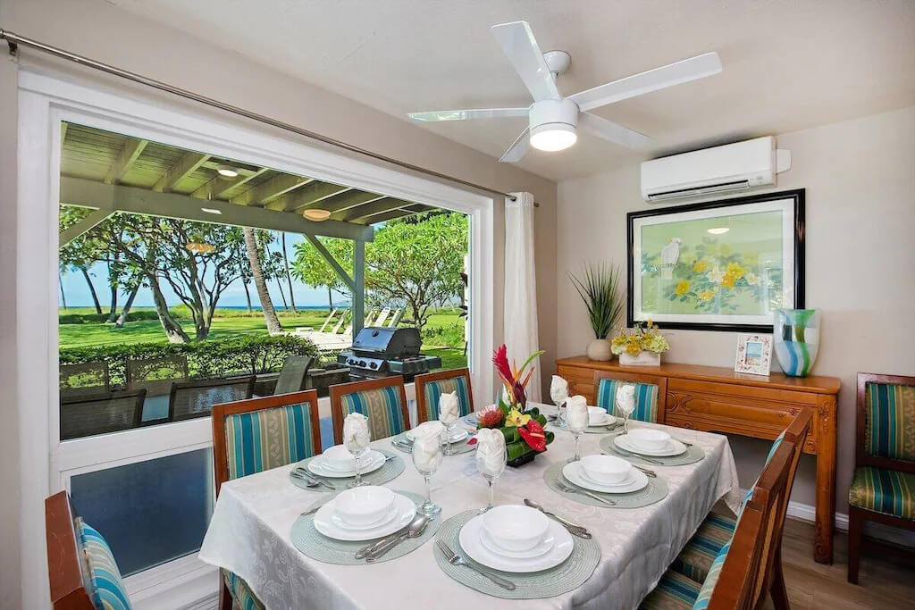 dining room with ocean view in beach house in Kihei