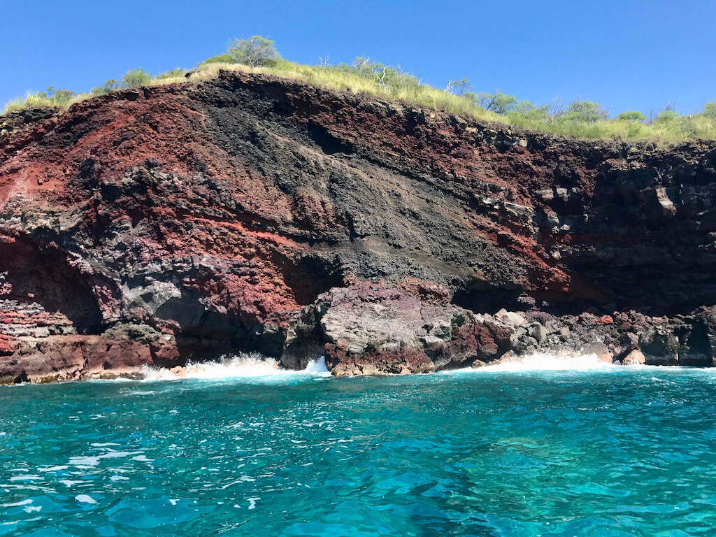 turquoise sea and lava cliffs at Kealakekua Bay